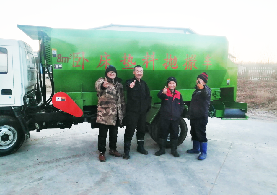 黑龍江省大慶市杜爾伯特四家子林場(chǎng)8立方臥床墊料拋撒車(pic1)